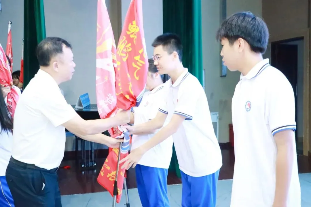 砺少年风华,赴中考华章|文昌市华侨中学举行2027届九年级中考备考启动仪式-第21张图片-四季读书网 砺少年风华,赴中考华章|文昌市华侨中学举行2027届九年级中考备考启动仪式-第21张图片-四季读书网