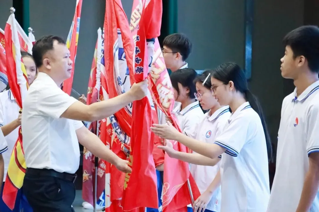 砺少年风华,赴中考华章|文昌市华侨中学举行2027届九年级中考备考启动仪式-第22张图片-四季读书网 砺少年风华,赴中考华章|文昌市华侨中学举行2027届九年级中考备考启动仪式-第22张图片-四季读书网