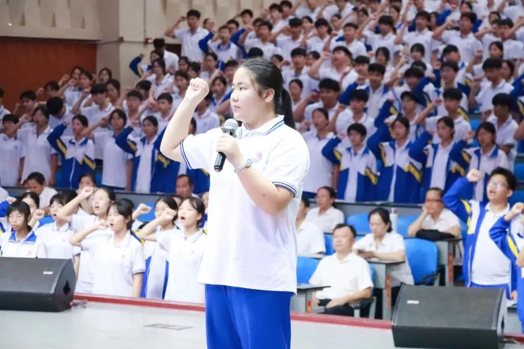 砺少年风华,赴中考华章|文昌市华侨中学举行2027届九年级中考备考启动仪式-第25张图片-四季读书网 砺少年风华,赴中考华章|文昌市华侨中学举行2027届九年级中考备考启动仪式-第25张图片-四季读书网