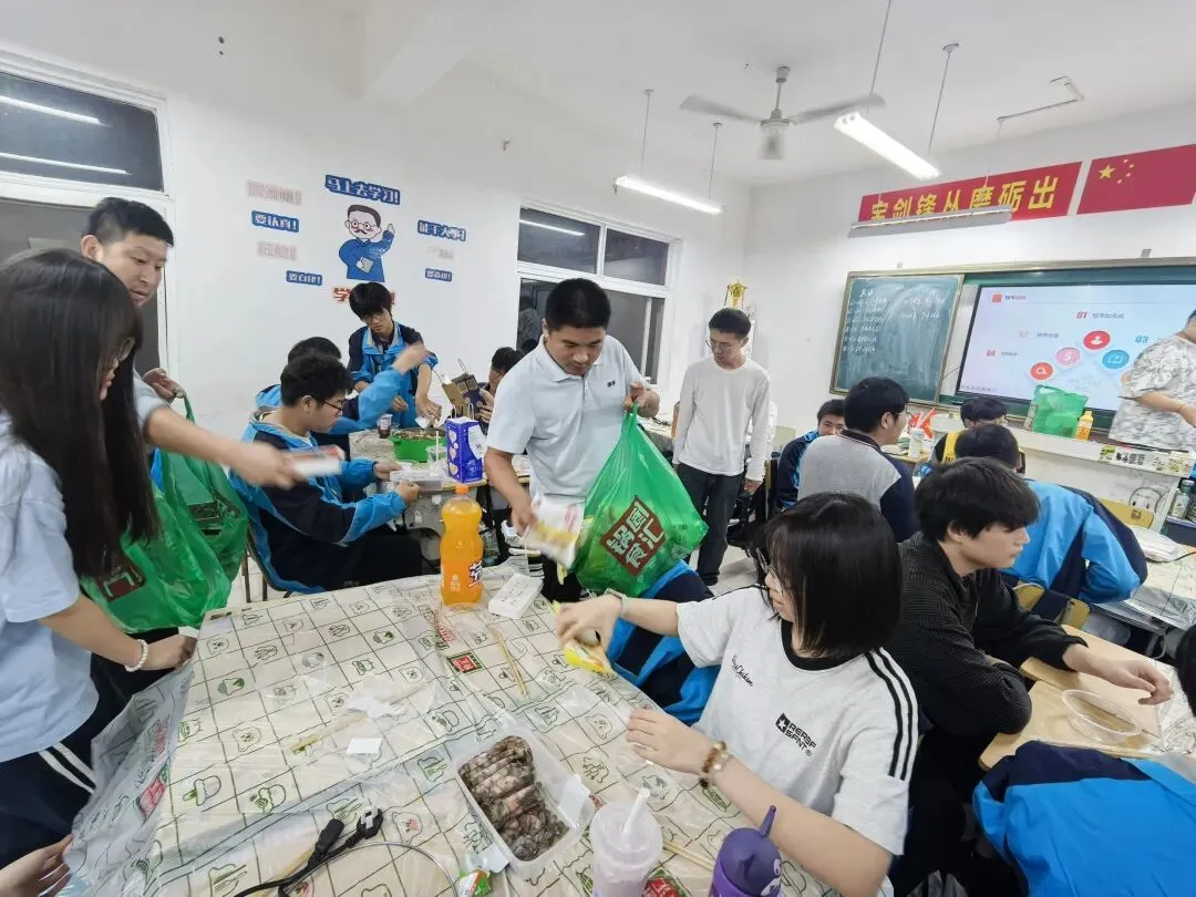 扬帆起航 以爱相伴——高考报名日,恒科学子收到一份“滚烫”的关怀-第6张图片-四季读书网 扬帆起航 以爱相伴——高考报名日,恒科学子收到一份“滚烫”的关怀-第6张图片-四季读书网