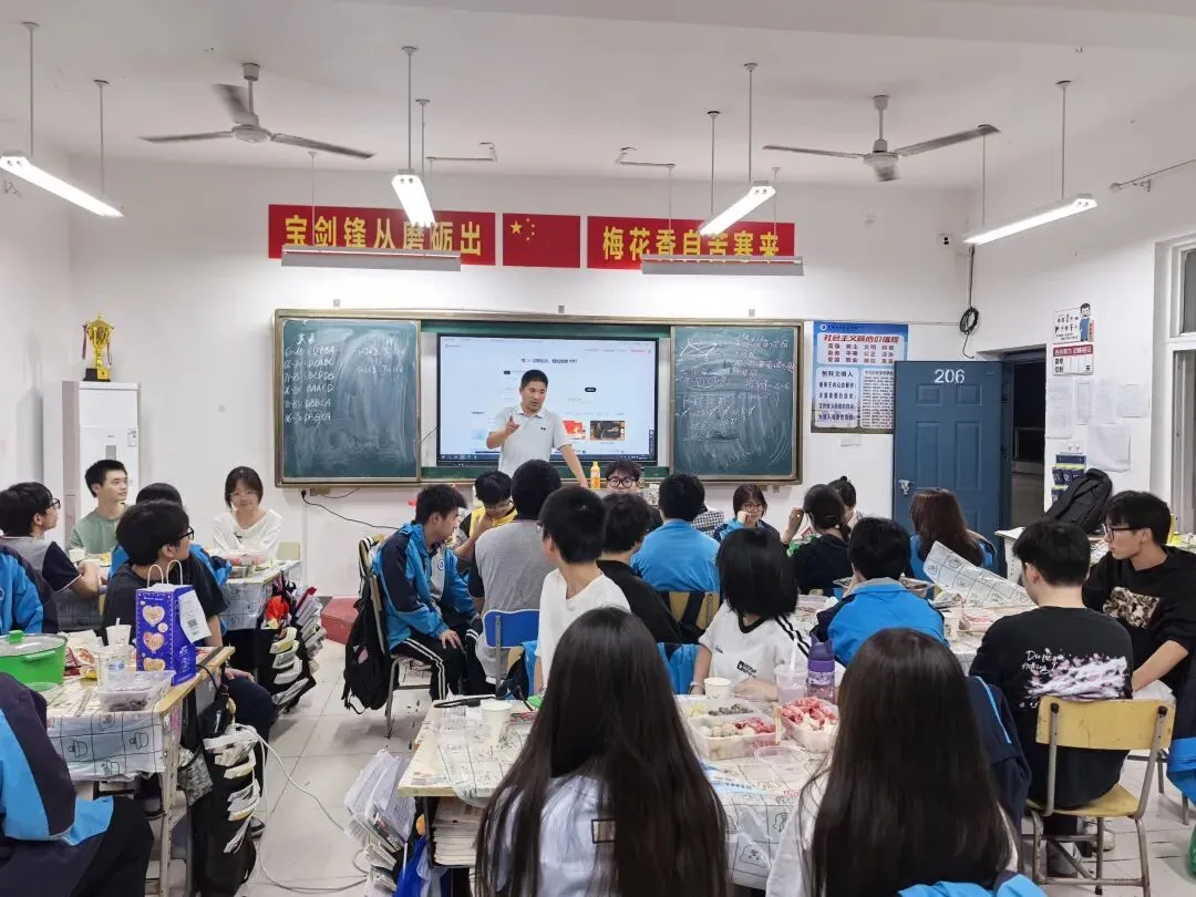 扬帆起航 以爱相伴——高考报名日,恒科学子收到一份“滚烫”的关怀-第8张图片-四季读书网 扬帆起航 以爱相伴——高考报名日,恒科学子收到一份“滚烫”的关怀-第8张图片-四季读书网