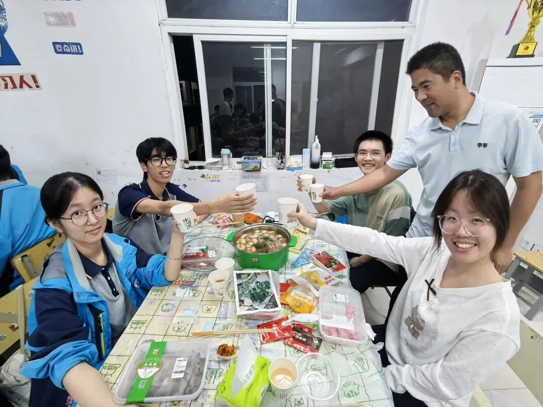 扬帆起航 以爱相伴——高考报名日,恒科学子收到一份“滚烫”的关怀-第11张图片-四季读书网 扬帆起航 以爱相伴——高考报名日,恒科学子收到一份“滚烫”的关怀-第11张图片-四季读书网