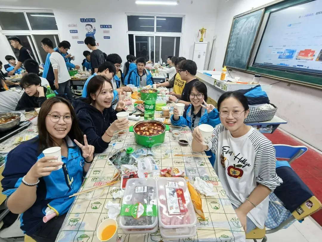扬帆起航 以爱相伴——高考报名日,恒科学子收到一份“滚烫”的关怀-第12张图片-四季读书网 扬帆起航 以爱相伴——高考报名日,恒科学子收到一份“滚烫”的关怀-第12张图片-四季读书网