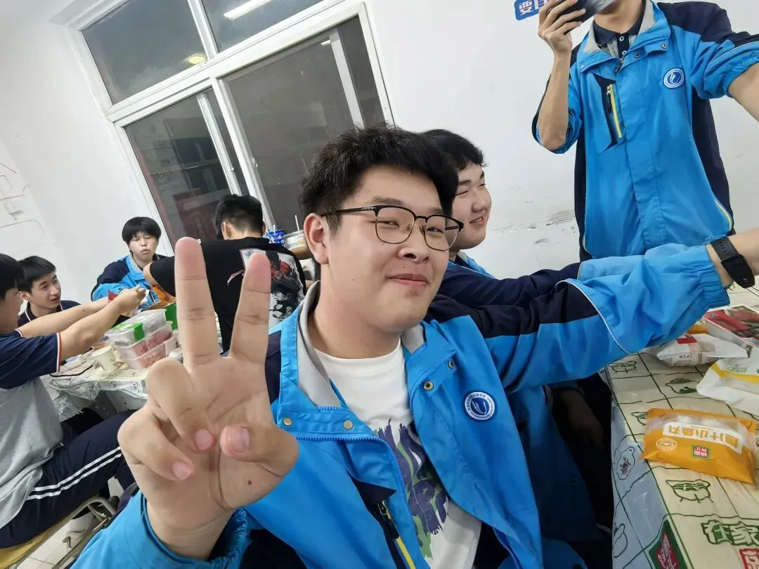 扬帆起航 以爱相伴——高考报名日,恒科学子收到一份“滚烫”的关怀-第13张图片-四季读书网 扬帆起航 以爱相伴——高考报名日,恒科学子收到一份“滚烫”的关怀-第13张图片-四季读书网