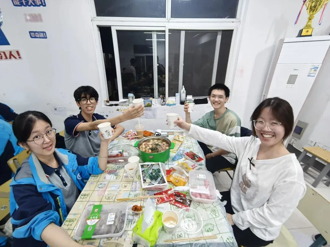 扬帆起航 以爱相伴——高考报名日,恒科学子收到一份“滚烫”的关怀-第15张图片-四季读书网 扬帆起航 以爱相伴——高考报名日,恒科学子收到一份“滚烫”的关怀-第15张图片-四季读书网
