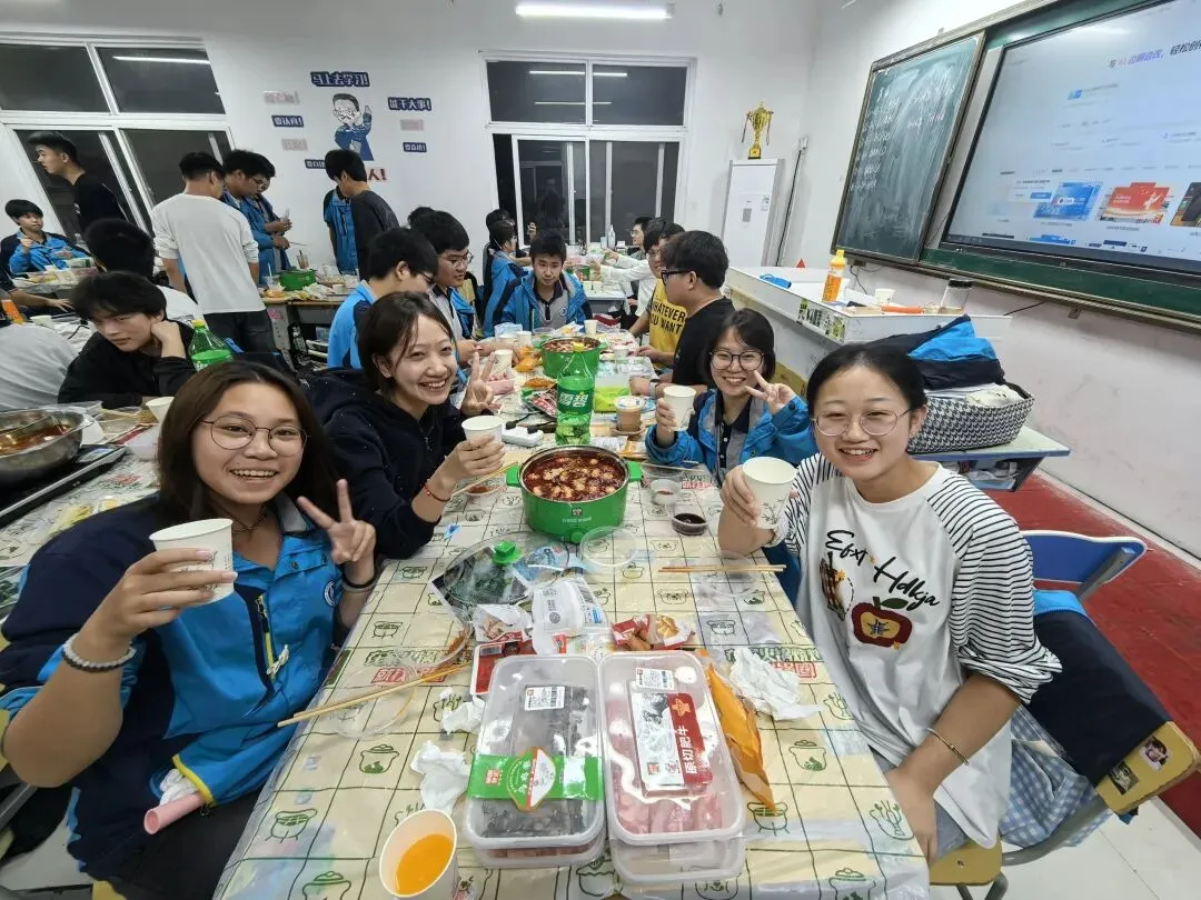 扬帆起航 以爱相伴——高考报名日,恒科学子收到一份“滚烫”的关怀-第17张图片-四季读书网 扬帆起航 以爱相伴——高考报名日,恒科学子收到一份“滚烫”的关怀-第17张图片-四季读书网