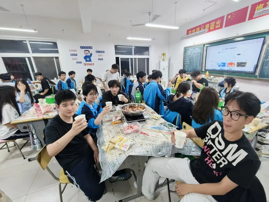 扬帆起航 以爱相伴——高考报名日,恒科学子收到一份“滚烫”的关怀-第18张图片-四季读书网 扬帆起航 以爱相伴——高考报名日,恒科学子收到一份“滚烫”的关怀-第18张图片-四季读书网