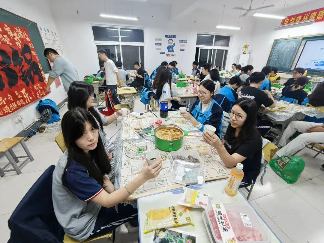 扬帆起航 以爱相伴——高考报名日,恒科学子收到一份“滚烫”的关怀-第19张图片-四季读书网 扬帆起航 以爱相伴——高考报名日,恒科学子收到一份“滚烫”的关怀-第19张图片-四季读书网