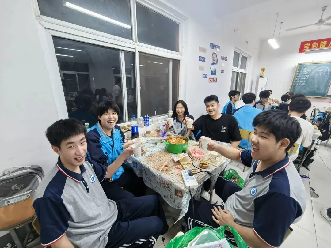 扬帆起航 以爱相伴——高考报名日,恒科学子收到一份“滚烫”的关怀-第20张图片-四季读书网 扬帆起航 以爱相伴——高考报名日,恒科学子收到一份“滚烫”的关怀-第20张图片-四季读书网
