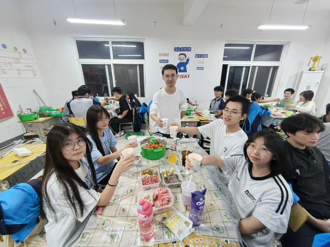 扬帆起航 以爱相伴——高考报名日,恒科学子收到一份“滚烫”的关怀-第21张图片-四季读书网 扬帆起航 以爱相伴——高考报名日,恒科学子收到一份“滚烫”的关怀-第21张图片-四季读书网