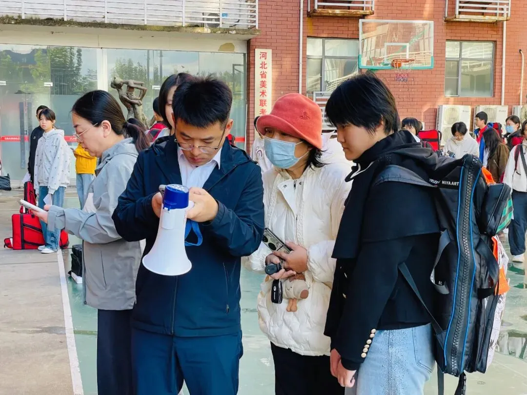 正式开考丨2027届唐山市美术中考首场模拟考试-第12张图片-四季读书网 正式开考丨2027届唐山市美术中考首场模拟考试-第12张图片-四季读书网