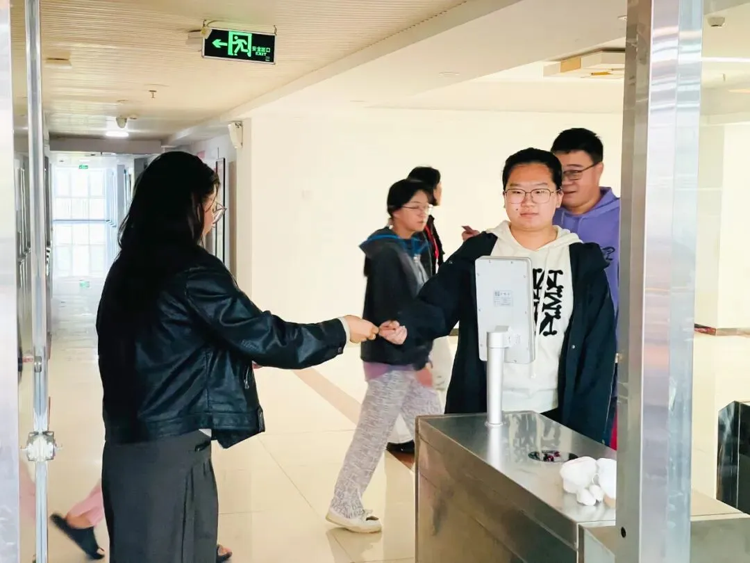 正式开考丨2027届唐山市美术中考首场模拟考试-第33张图片-四季读书网 正式开考丨2027届唐山市美术中考首场模拟考试-第33张图片-四季读书网