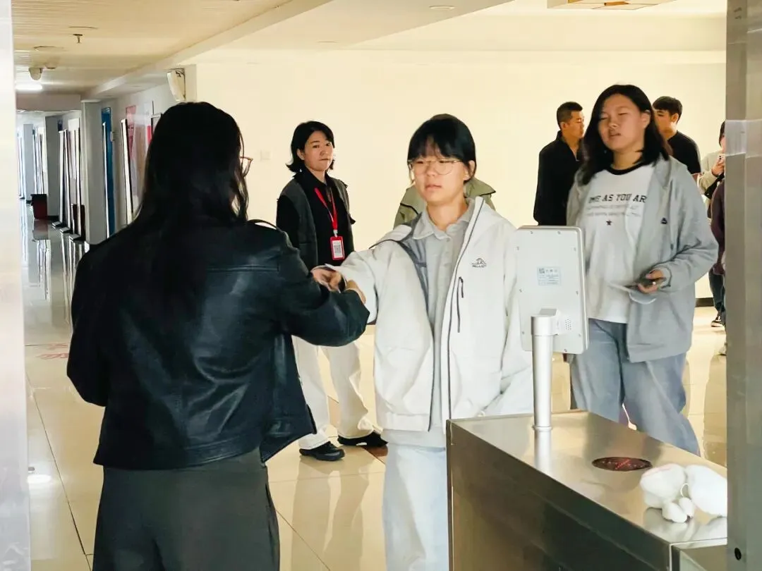 正式开考丨2027届唐山市美术中考首场模拟考试-第34张图片-四季读书网 正式开考丨2027届唐山市美术中考首场模拟考试-第34张图片-四季读书网