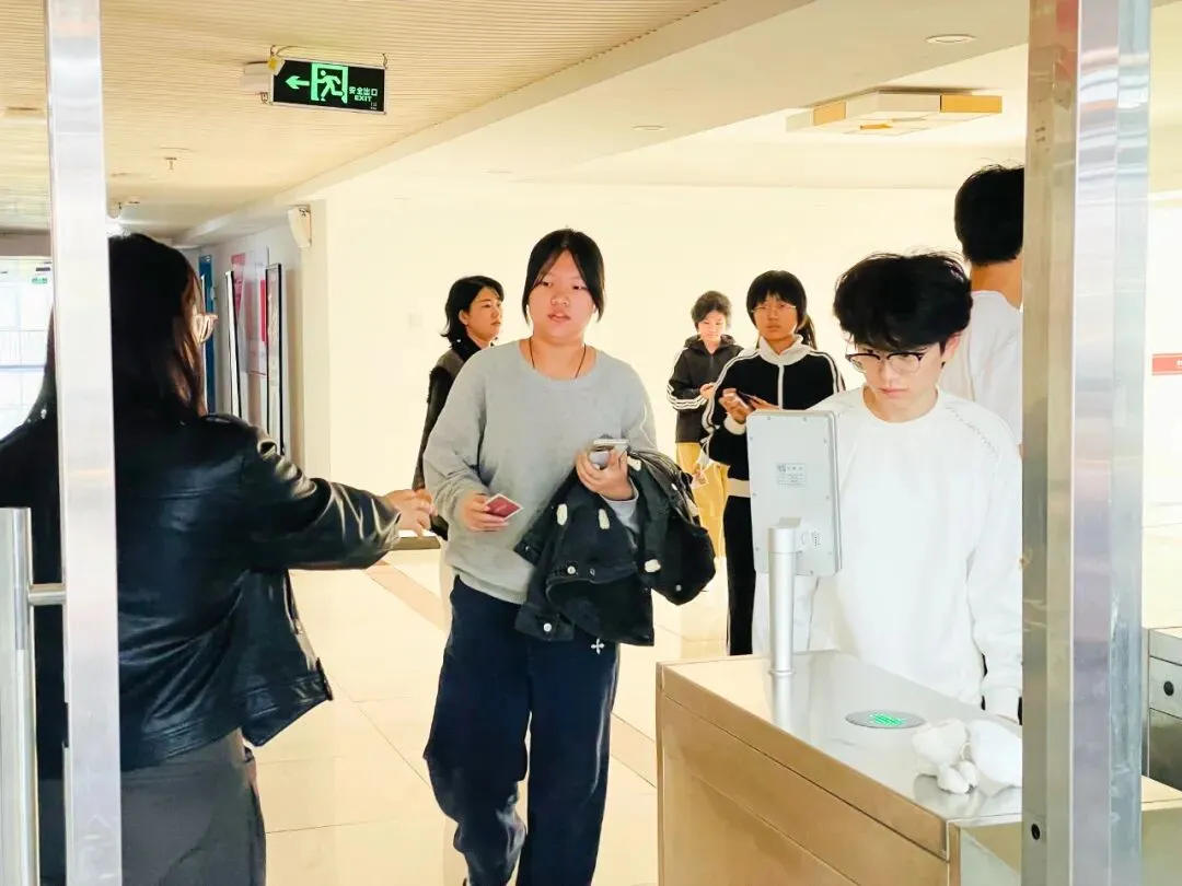 正式开考丨2027届唐山市美术中考首场模拟考试-第35张图片-四季读书网 正式开考丨2027届唐山市美术中考首场模拟考试-第35张图片-四季读书网
