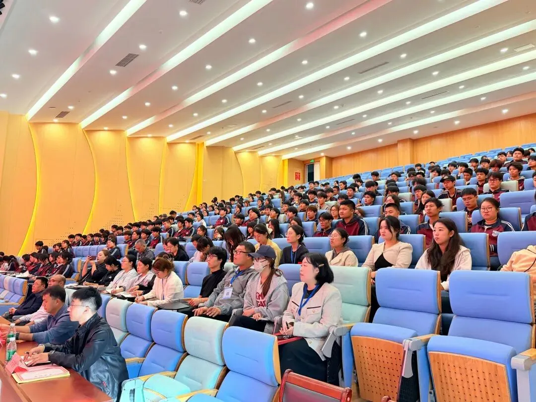 踔厉奋发战高考 · 笃行不怠启新程 | 青岛华文学校举行2027届高三誓师大会-第2张图片-四季读书网 踔厉奋发战高考 · 笃行不怠启新程 | 青岛华文学校举行2027届高三誓师大会-第2张图片-四季读书网