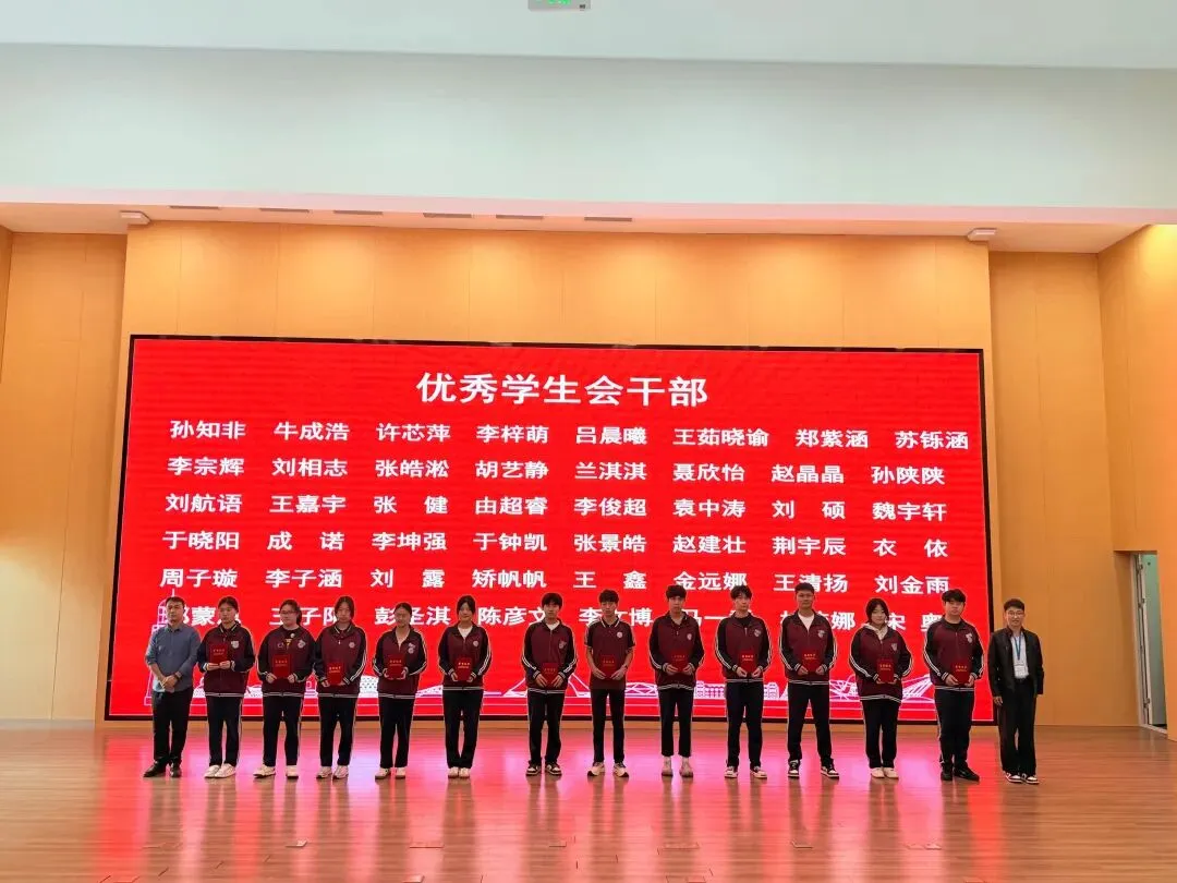 踔厉奋发战高考 · 笃行不怠启新程 | 青岛华文学校举行2027届高三誓师大会-第8张图片-四季读书网 踔厉奋发战高考 · 笃行不怠启新程 | 青岛华文学校举行2027届高三誓师大会-第8张图片-四季读书网