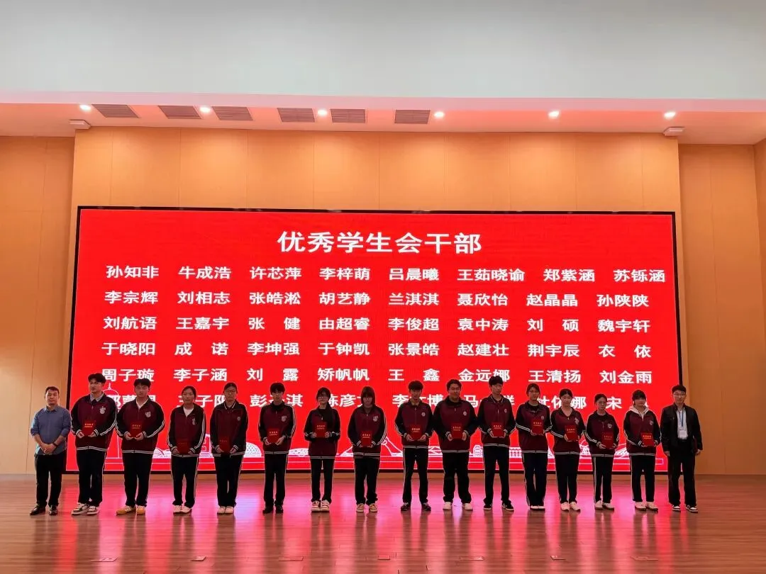踔厉奋发战高考 · 笃行不怠启新程 | 青岛华文学校举行2027届高三誓师大会-第9张图片-四季读书网 踔厉奋发战高考 · 笃行不怠启新程 | 青岛华文学校举行2027届高三誓师大会-第9张图片-四季读书网