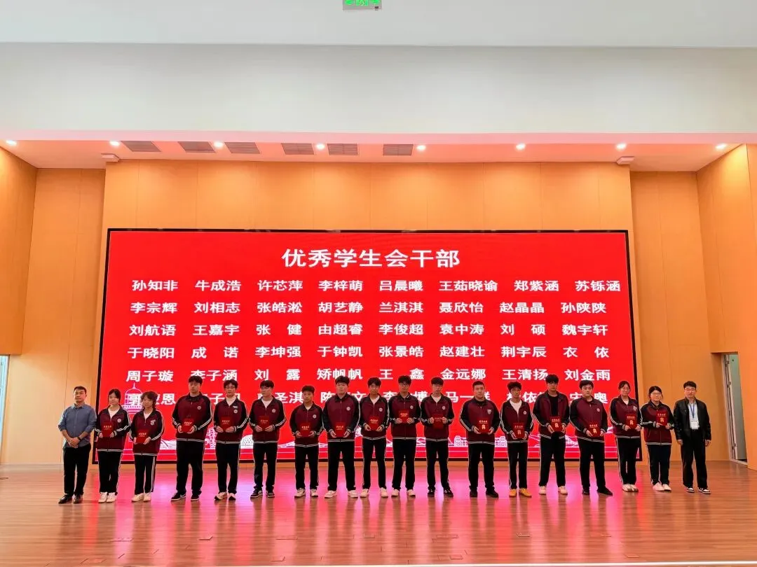 踔厉奋发战高考 · 笃行不怠启新程 | 青岛华文学校举行2027届高三誓师大会-第10张图片-四季读书网 踔厉奋发战高考 · 笃行不怠启新程 | 青岛华文学校举行2027届高三誓师大会-第10张图片-四季读书网