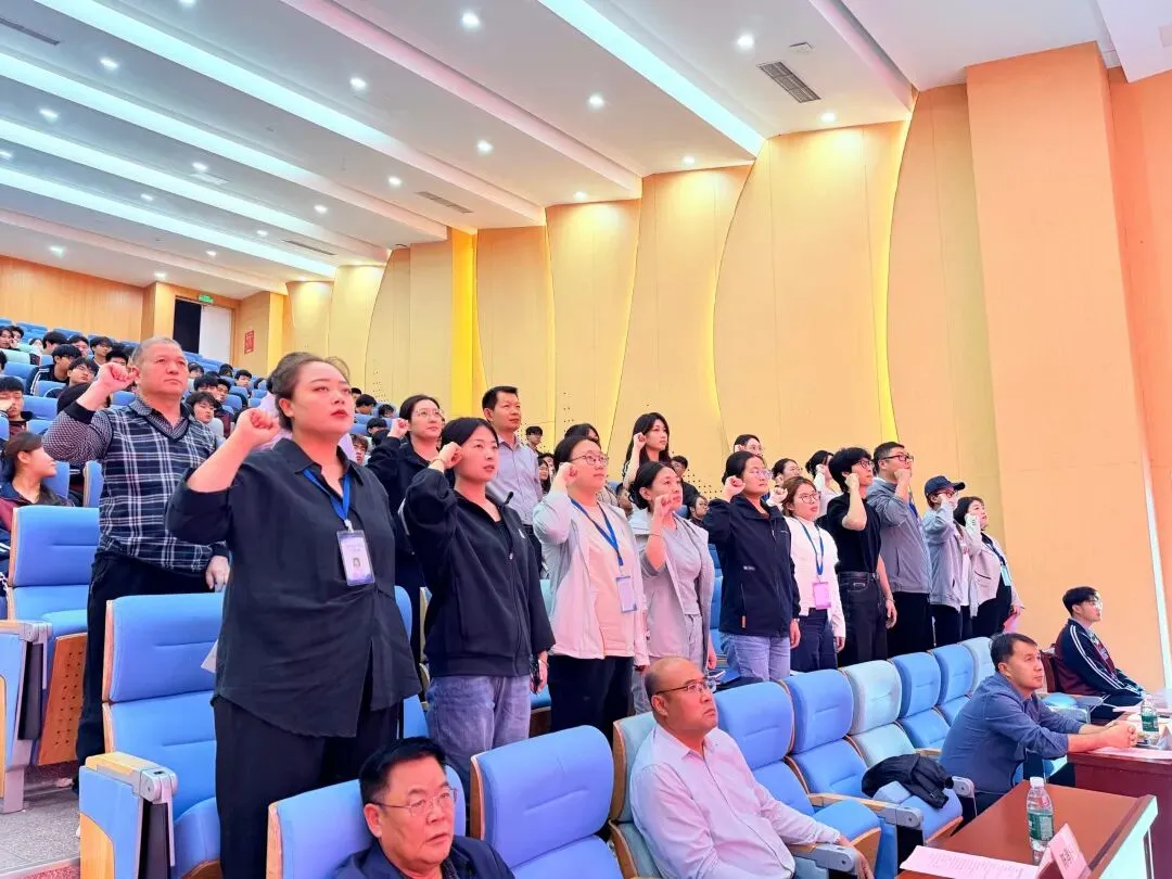 踔厉奋发战高考 · 笃行不怠启新程 | 青岛华文学校举行2027届高三誓师大会-第14张图片-四季读书网 踔厉奋发战高考 · 笃行不怠启新程 | 青岛华文学校举行2027届高三誓师大会-第14张图片-四季读书网