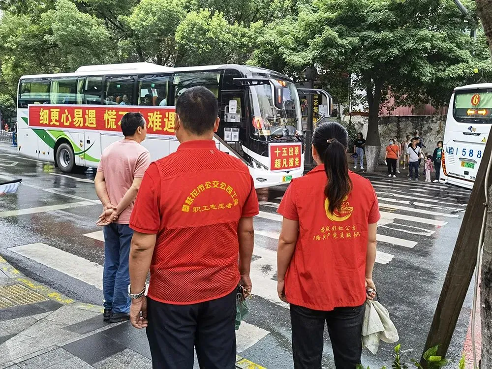 交卷!攀枝花公交答好高考保考“试卷”-第14张图片-四季读书网 交卷!攀枝花公交答好高考保考“试卷”-第14张图片-四季读书网