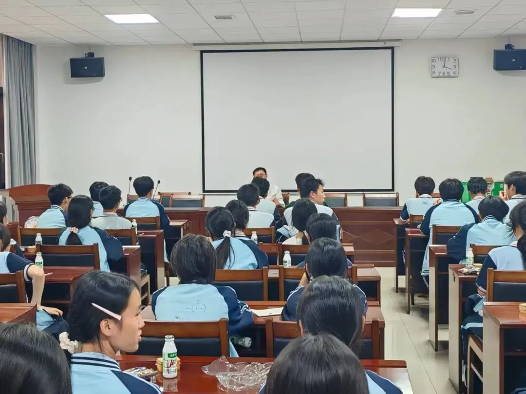 认清形势谋突破 自强奋进冲中考---随州盈瑞实验学校开展九年级学生座谈会-第7张图片-四季读书网