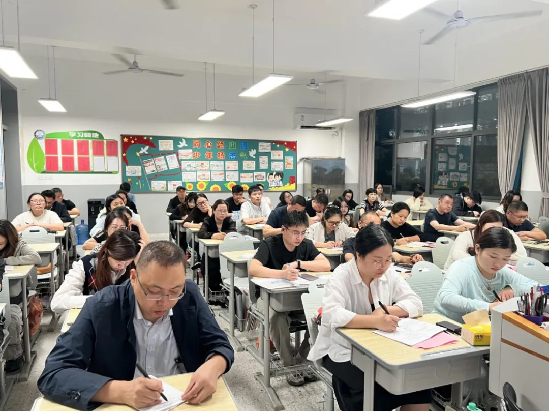 【蔚蓝东氿·氿澄初二】家校同心话成长,携手同行向未来 ——宜兴市东氿中学年级家长会圆满结束-第11张图片-四季读书网 【蔚蓝东氿·氿澄初二】家校同心话成长,携手同行向未来 ——宜兴市东氿中学年级家长会圆满结束-第11张图片-四季读书网