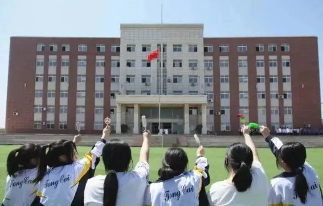 广州初三全日制怎么选?广州初三全日制、集训营、中考复读班就看这四家:学大、京誉、龙文、新东方!四家优质机构招生简章、优势和特点!-第39张图片-四季读书网