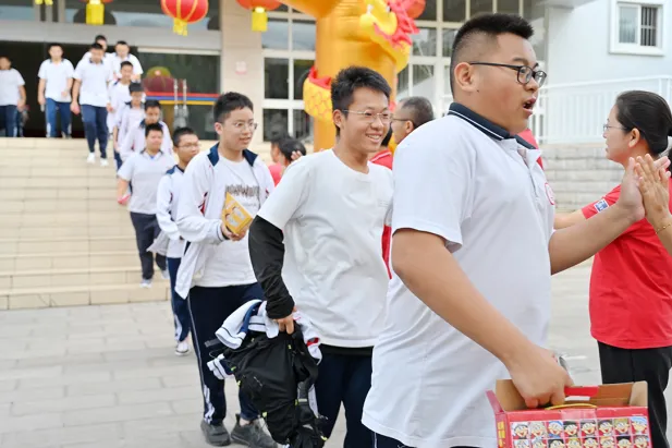 【校园动态】开远一中初三年级隆重举行中考壮行仪式-第21张图片-四季读书网 【校园动态】开远一中初三年级隆重举行中考壮行仪式-第21张图片-四季读书网