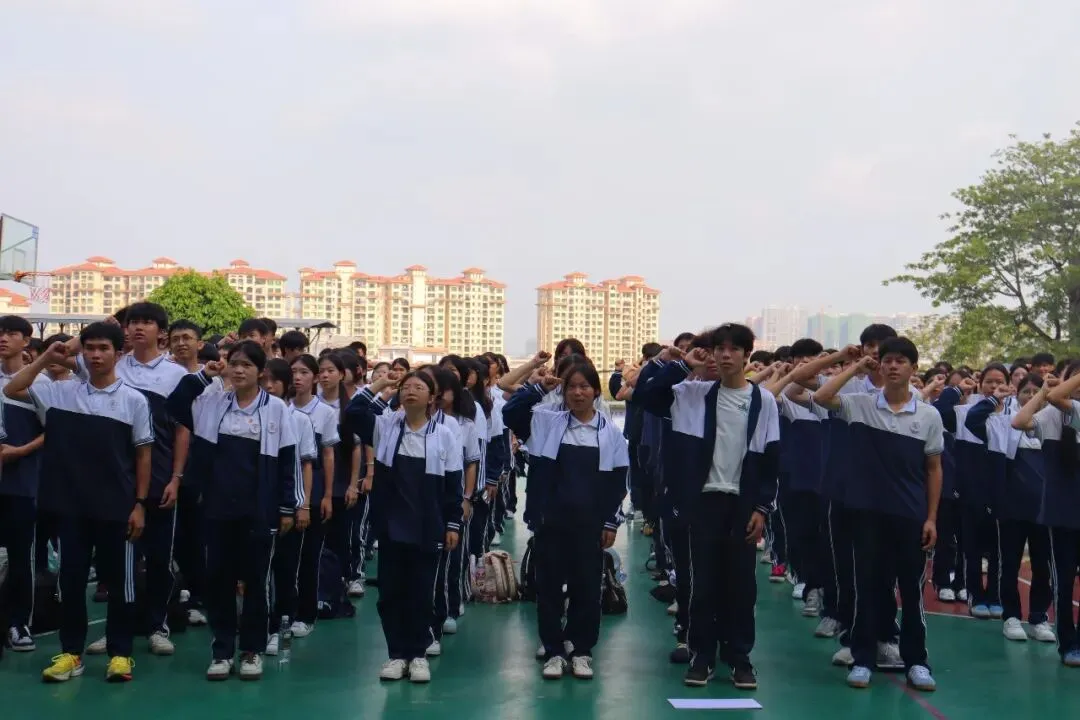 以奋斗赴韶华,凭拼搏赢高考——怀集县职业技术学校隆重举行2027年职教冲刺动员大会-第15张图片-四季读书网 以奋斗赴韶华,凭拼搏赢高考——怀集县职业技术学校隆重举行2027年职教冲刺动员大会-第15张图片-四季读书网