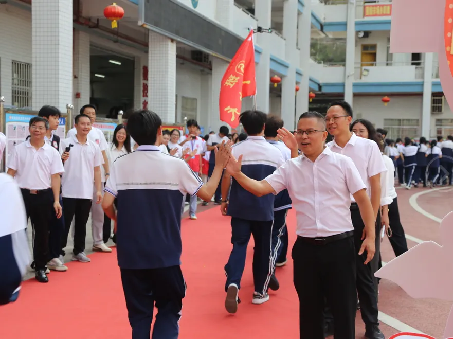 以奋斗赴韶华,凭拼搏赢高考——怀集县职业技术学校隆重举行2027年职教冲刺动员大会-第26张图片-四季读书网 以奋斗赴韶华,凭拼搏赢高考——怀集县职业技术学校隆重举行2027年职教冲刺动员大会-第26张图片-四季读书网