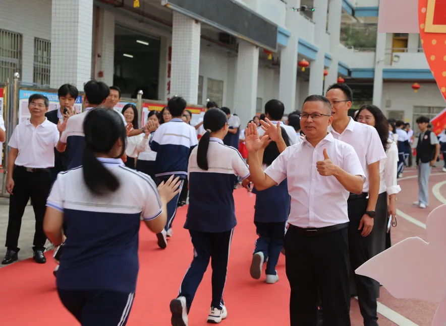 以奋斗赴韶华,凭拼搏赢高考——怀集县职业技术学校隆重举行2027年职教冲刺动员大会-第27张图片-四季读书网 以奋斗赴韶华,凭拼搏赢高考——怀集县职业技术学校隆重举行2027年职教冲刺动员大会-第27张图片-四季读书网