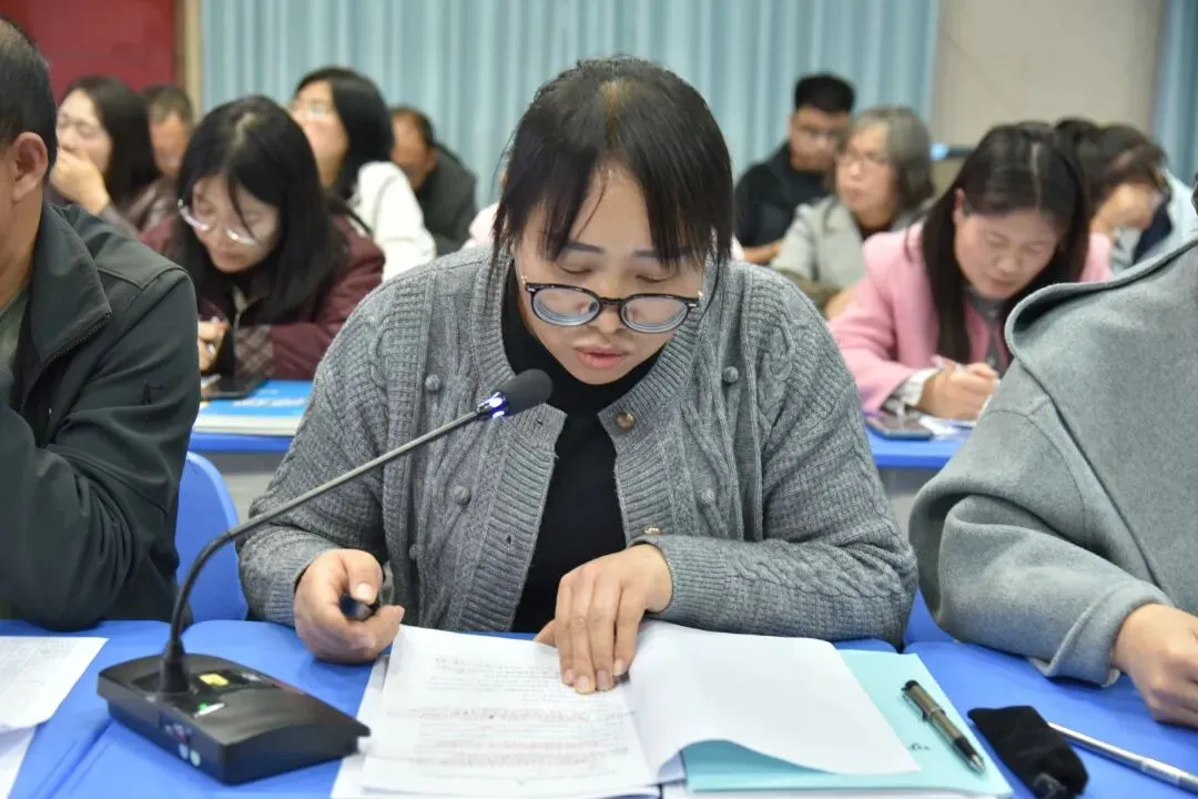 鉴往知来汲经验 凝心砺剑备高考——隆德县中学教育集团召开2027届高三备考研讨会-第13张图片-四季读书网 鉴往知来汲经验 凝心砺剑备高考——隆德县中学教育集团召开2027届高三备考研讨会-第13张图片-四季读书网