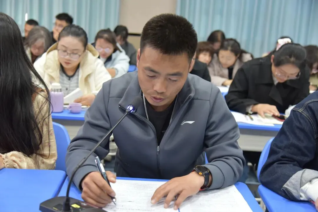 鉴往知来汲经验 凝心砺剑备高考——隆德县中学教育集团召开2027届高三备考研讨会-第15张图片-四季读书网 鉴往知来汲经验 凝心砺剑备高考——隆德县中学教育集团召开2027届高三备考研讨会-第15张图片-四季读书网