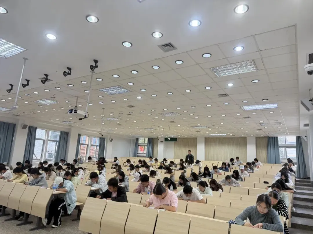 院系动态 l 文法学院组织大学英语四级模拟考试-第3张图片-四季读书网 院系动态 l 文法学院组织大学英语四级模拟考试-第3张图片-四季读书网