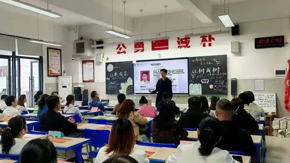 家校同心赴秋约|我校初一、初三年级家长会圆满举行-第9张图片-四季读书网 家校同心赴秋约|我校初一、初三年级家长会圆满举行-第9张图片-四季读书网