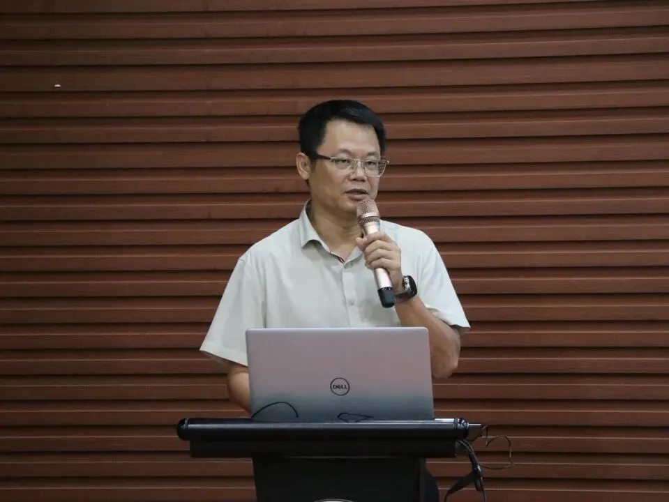 凝心聚力备高考 暖心护航助成长——2027届高三高考备考会议-第12张图片-四季读书网