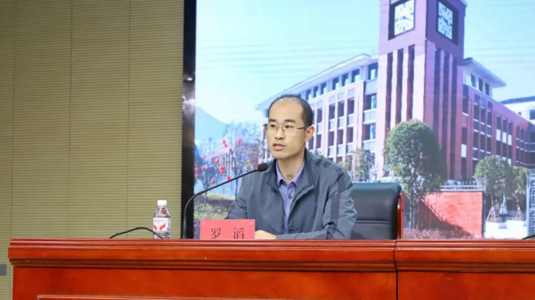 凝心聚力备高考,家校同心向未来|恩高芳华中学召开高三年级家长会-第3张图片-四季读书网
