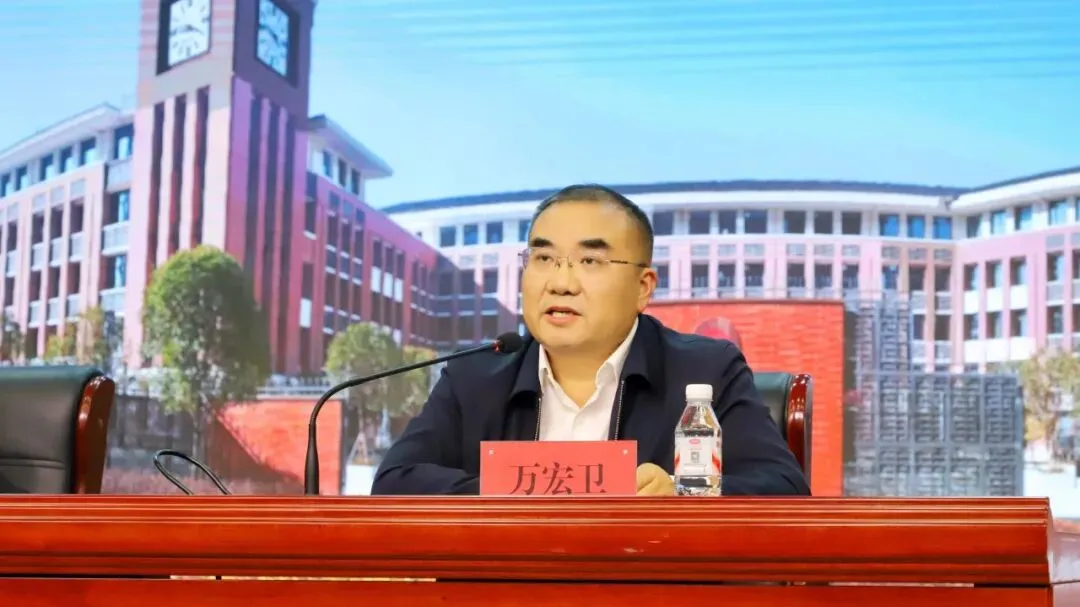 凝心聚力备高考,家校同心向未来|恩高芳华中学召开高三年级家长会-第4张图片-四季读书网