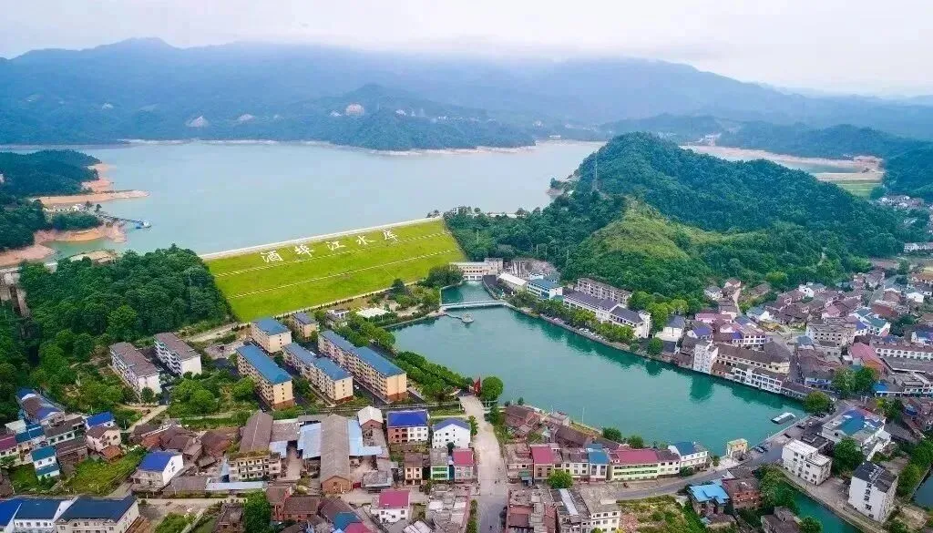 八十年代,高中考大学的难度,低于初中考中专.-第2张图片-四季读书网