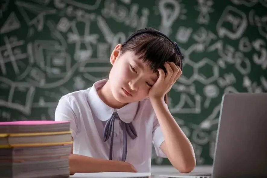 初一女儿早上起来吐了,却还是坚持去学校:比成绩更重要的,是让孩子知道可以停下来-第1张图片-四季读书网 初一女儿早上起来吐了,却还是坚持去学校:比成绩更重要的,是让孩子知道可以停下来-第1张图片-四季读书网