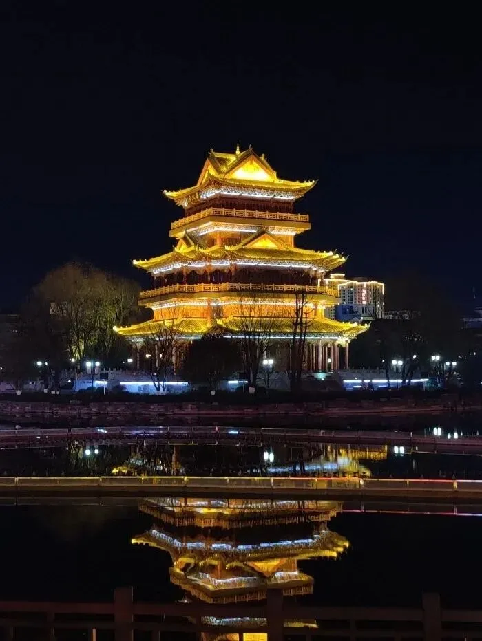 翻到一张那色峰海服务区的照片,想起大年初二摸黑进罗平的那个晚上-第4张图片-四季读书网