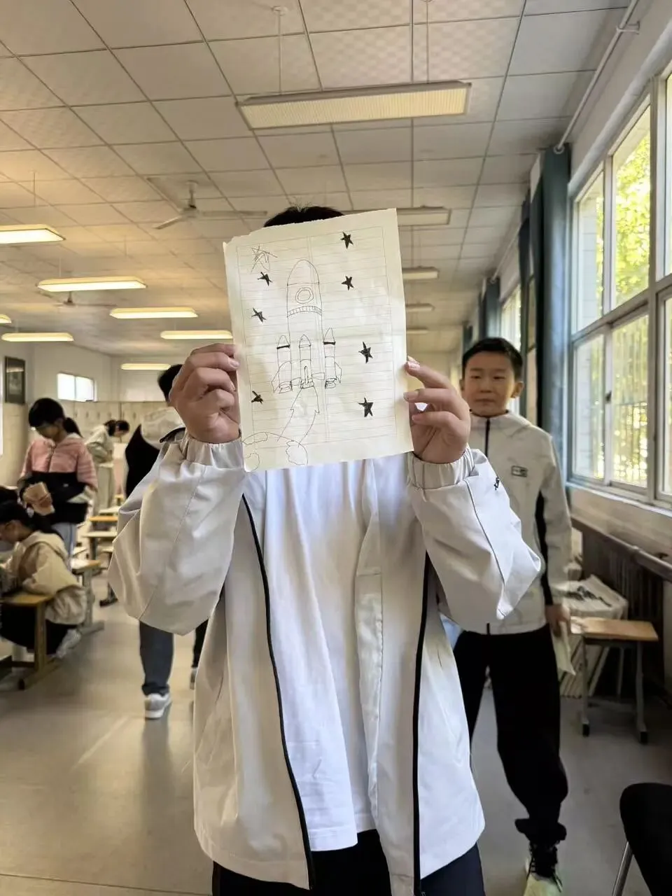 初一9班美术课堂作品随拍《科技之光》-第17张图片-四季读书网