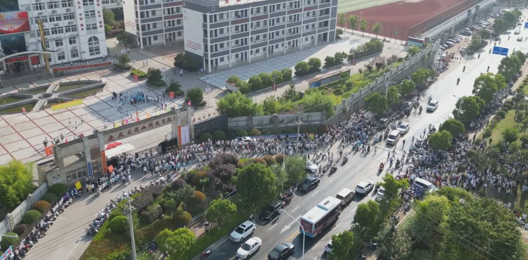 中考首日开考,岳西3522名少年提笔逐梦!-第1张图片-四季读书网 中考首日开考,岳西3522名少年提笔逐梦!-第1张图片-四季读书网