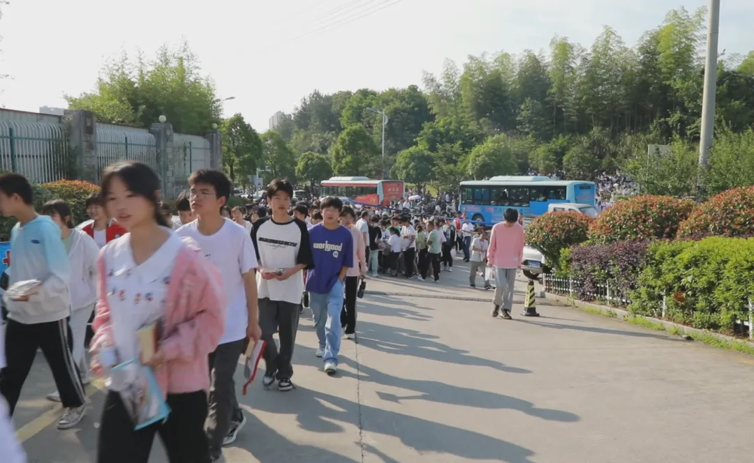中考首日开考,岳西3522名少年提笔逐梦!-第2张图片-四季读书网 中考首日开考,岳西3522名少年提笔逐梦!-第2张图片-四季读书网