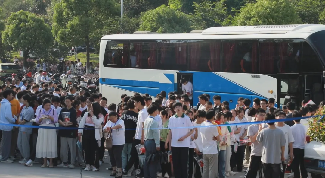 中考首日开考,岳西3522名少年提笔逐梦!-第4张图片-四季读书网 中考首日开考,岳西3522名少年提笔逐梦!-第4张图片-四季读书网