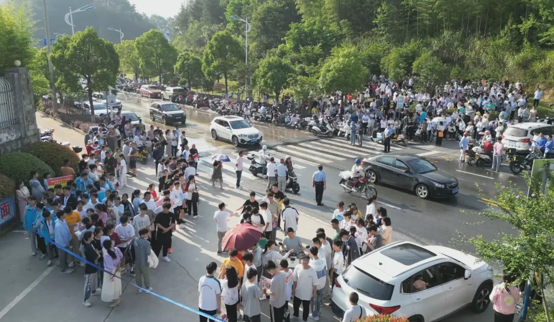 中考首日开考,岳西3522名少年提笔逐梦!-第6张图片-四季读书网 中考首日开考,岳西3522名少年提笔逐梦!-第6张图片-四季读书网