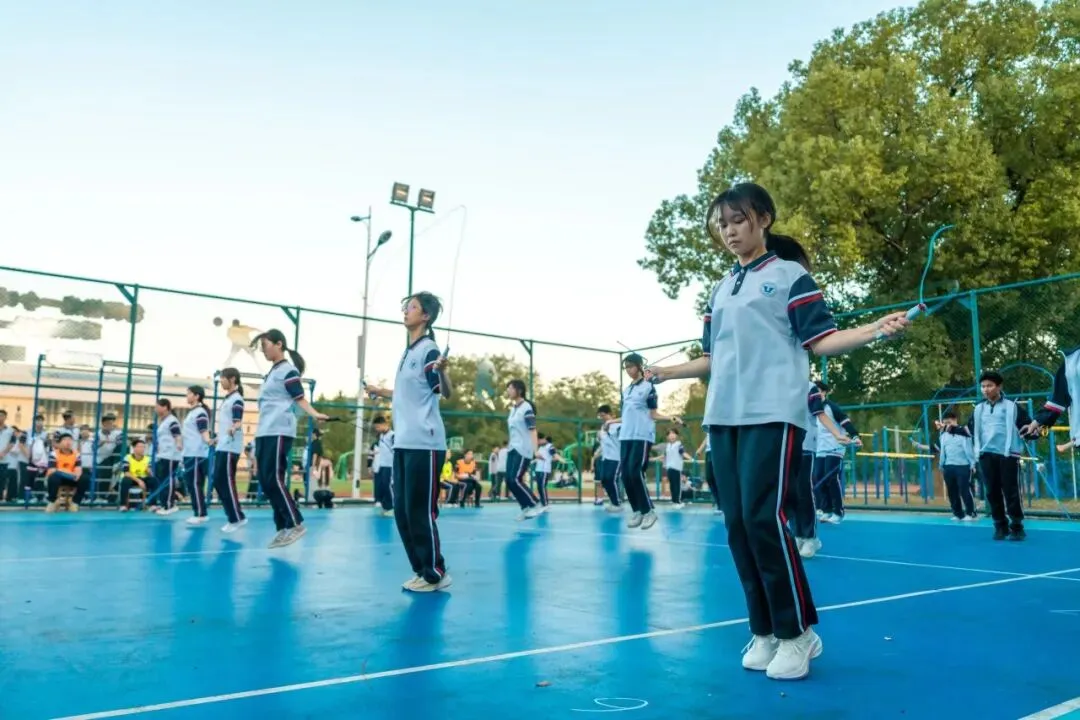 绳彩飞扬 奋勇争先——武夷山一中初三年段开展一分钟跳绳团体比赛-第6张图片-四季读书网