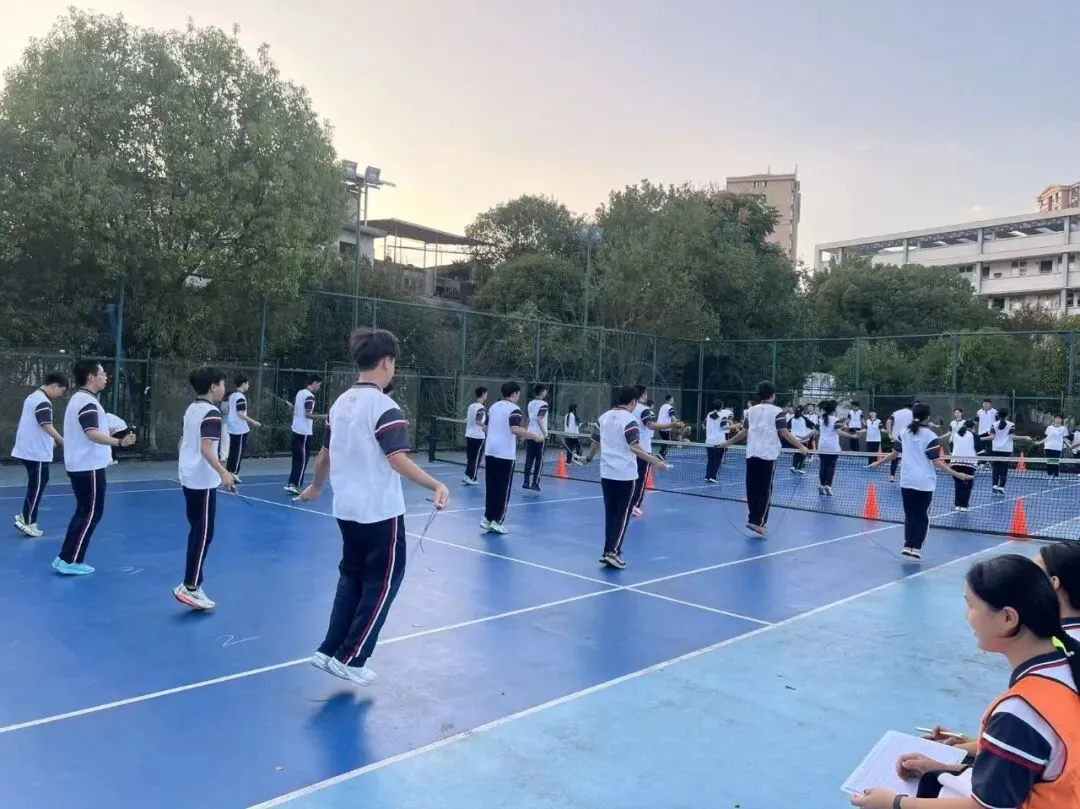 绳彩飞扬 奋勇争先——武夷山一中初三年段开展一分钟跳绳团体比赛-第9张图片-四季读书网