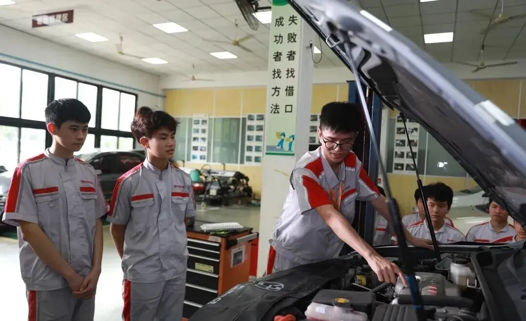 初三家长提前看!广东岭南现代技师学院2026招生简章-第17张图片-四季读书网