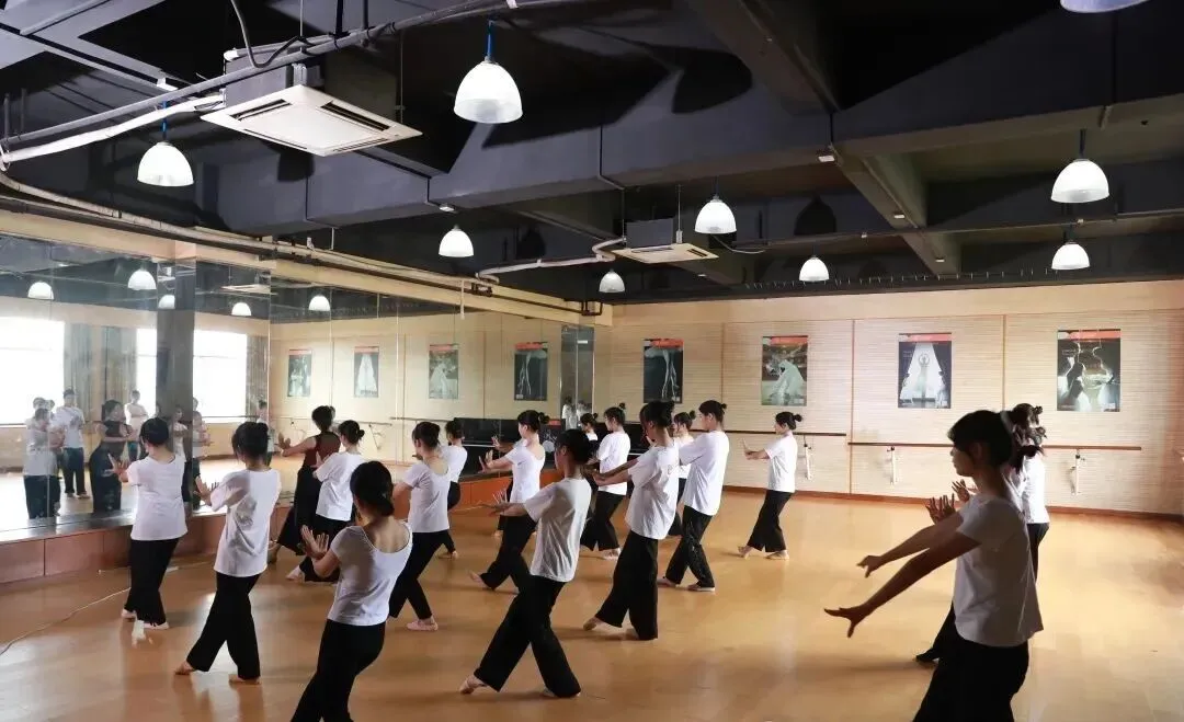 初三家长提前看!广东岭南现代技师学院2026招生简章-第24张图片-四季读书网